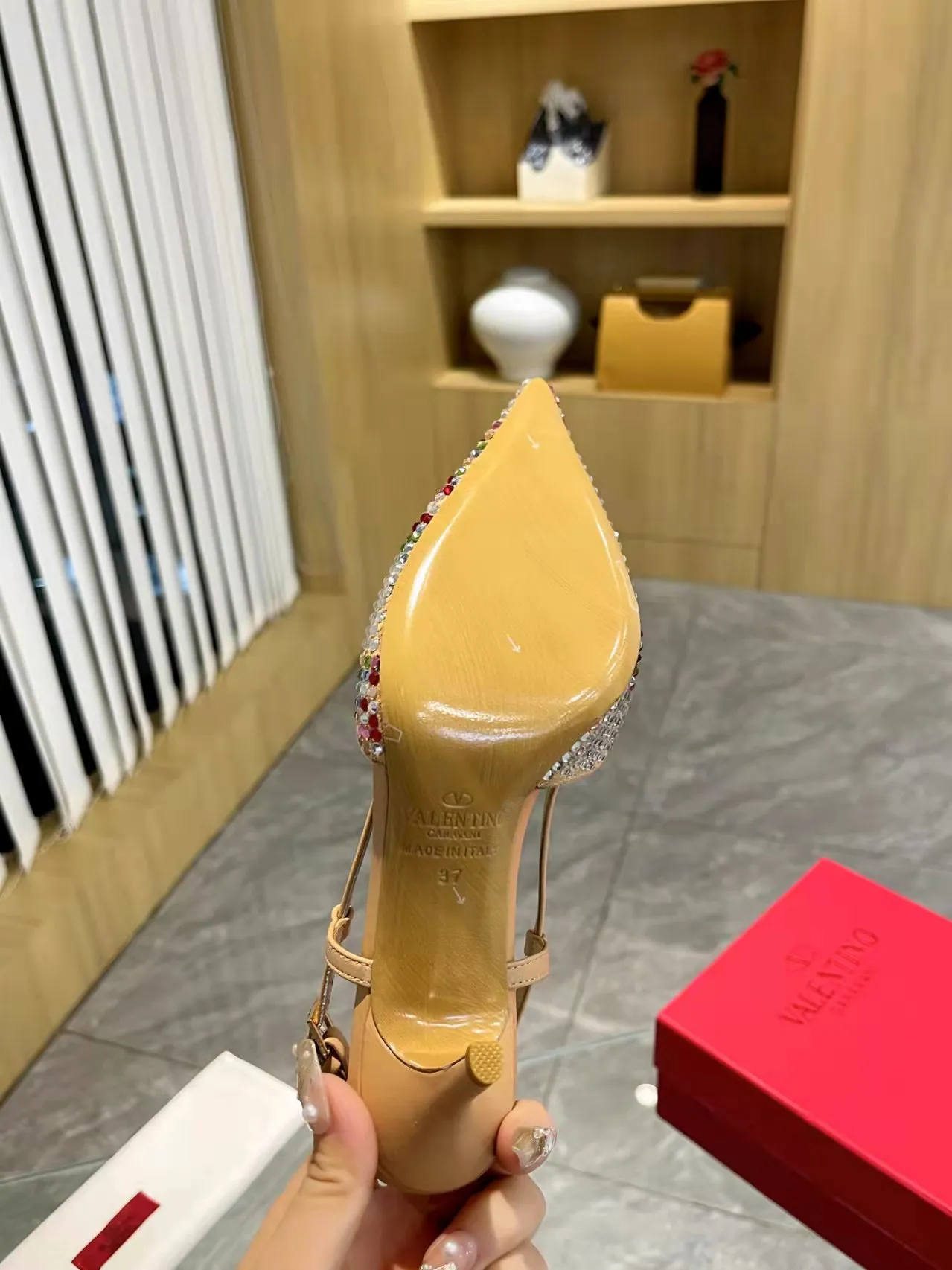 👟👟Ex-factory price 440👟👟 Genuine leather sole + 40 Kloesch diamond buckle Valentino.Valentino big v buckle single shoes ㊙️Latest series of counter genuine version with perfect details. Authentic products are made one to one. All details are consistent with genuine ones. The upper foot is very pedicure type. The key point is that it is very good and easy to control. It does not wear the feet and does not tire the feet. It is a walking artifact. The last shape is completely compared to the counter. The details are perfect. It is impossible to make such an exquisite product without the original version. Exclusive molded brass color. The highest version on the market. Fabric: imported sheepskin, lining and foot pads are all sheepskin. Color: 13 colors available. Sizes (34 to 42). Customized size 34 and 42. Non-returnable and non-exchangeable. Heel height: 7CM. Rubber sole. Genuine leather sole +40